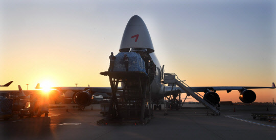 인천국제공항 화물터미널에서 아시아나항공 보잉747 화물기에 화물을 탑재하고 있는 모습.  아시아나항공 제공